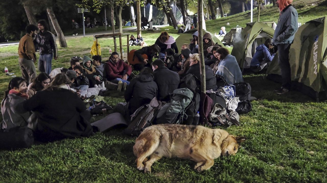 İstanbullular depremin ardından açık alanlardaki bekleyişlerini sürdürüyor
