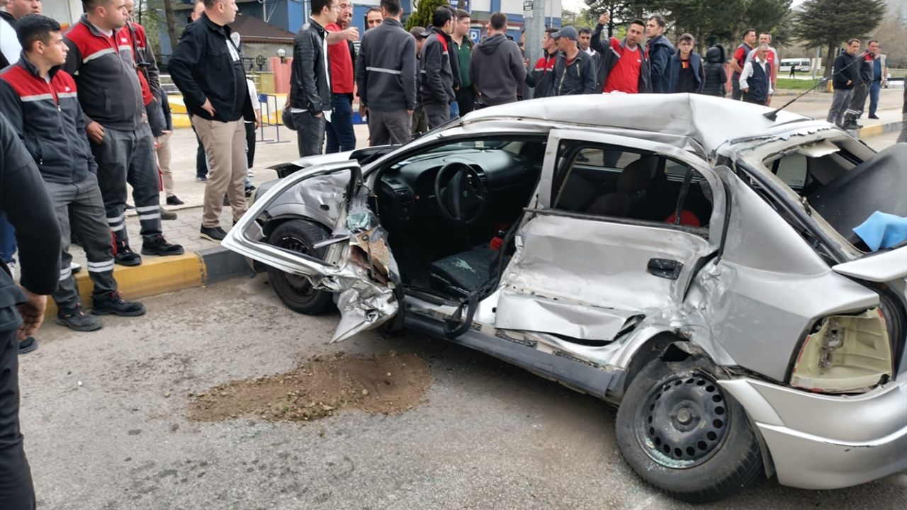 Otomobil ve halk otobüsü çarpıştı: Ölü ve yaralılar var!