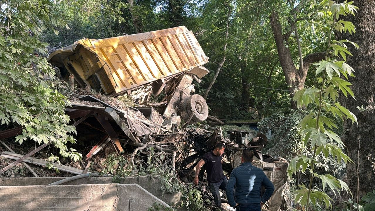 Hatay'da feci kaza! Kamyonun uçuruma devrildi