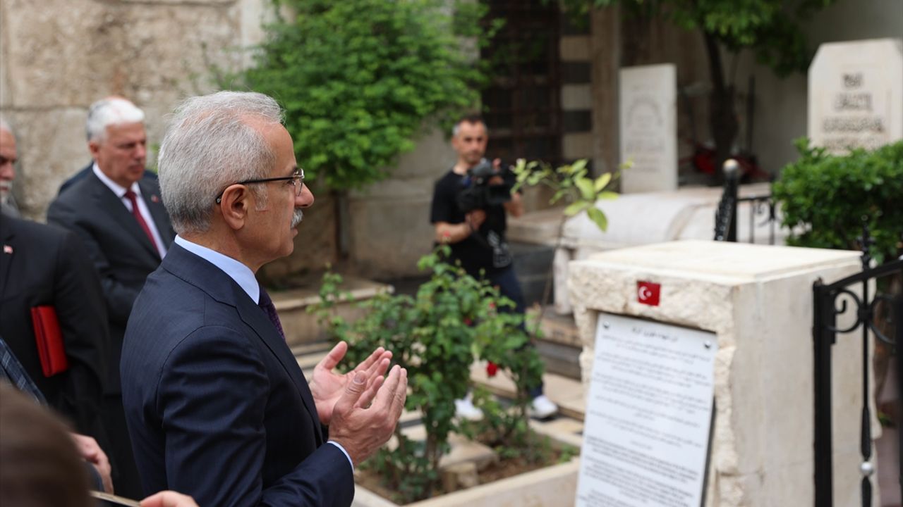 Bakan Uraloğlu'ndan Emevi Camisi'ne ziyaret
