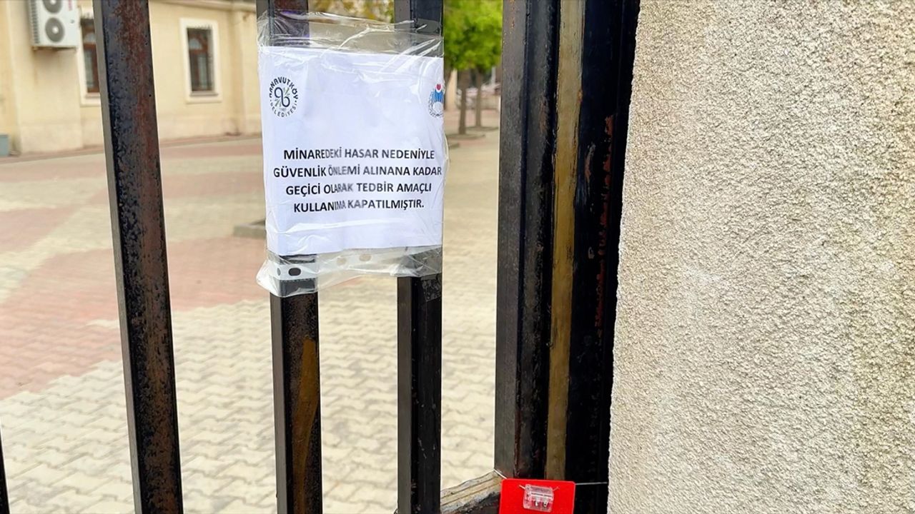 İstanbul'daki depremde minaresi hasar gördü: Kapatıldı!