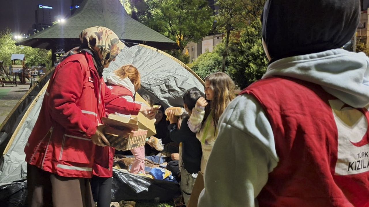 Türk Kızılay, İstanbul'daki depremler sonrası gıda desteğini sürdürüyor