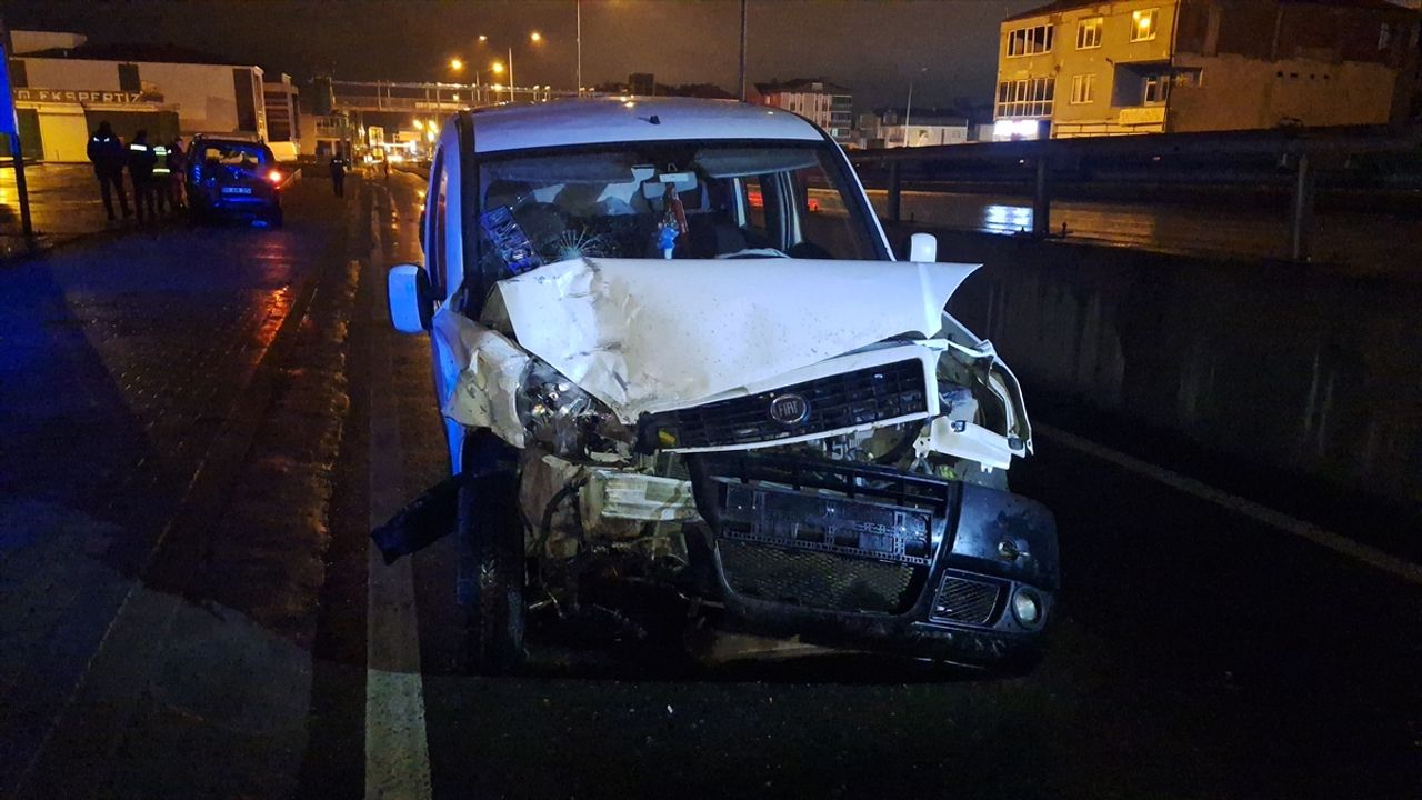 İki hafif ticari araç çarpıştı: Yaralılar var!