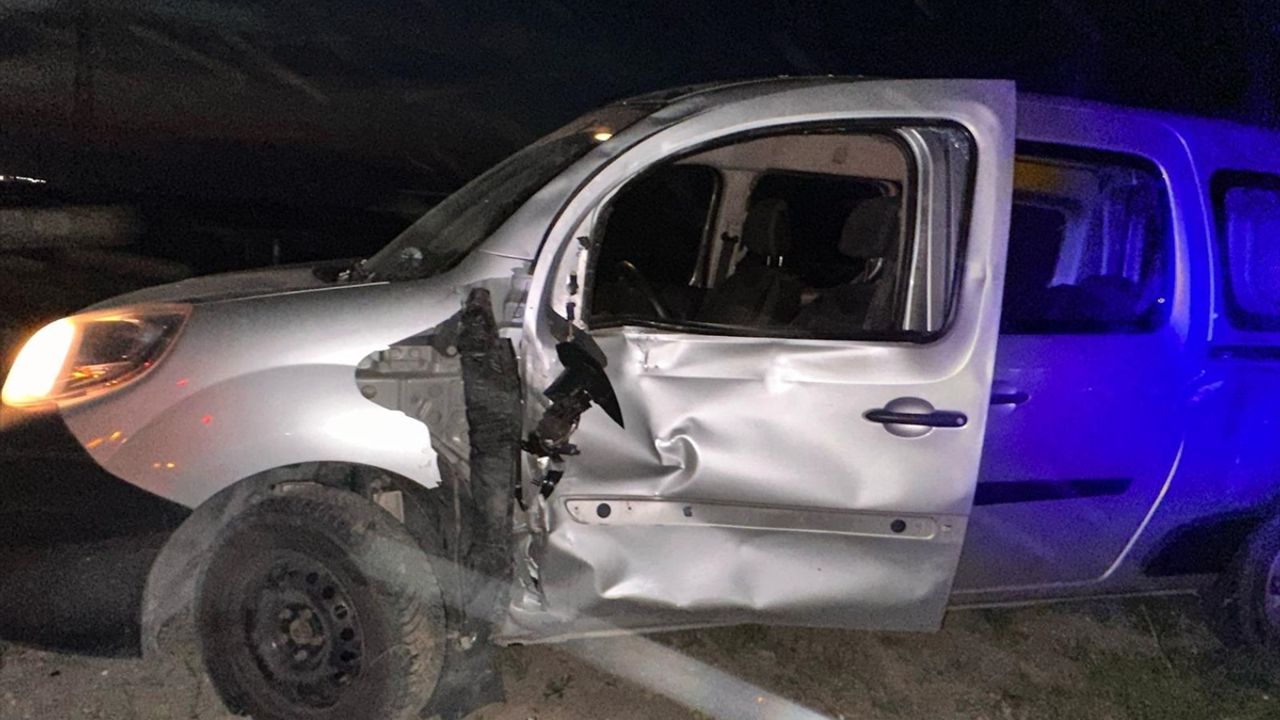 Hafif ticari araçla çarpışan motosikletin sürücüsü hayatını kaybetti