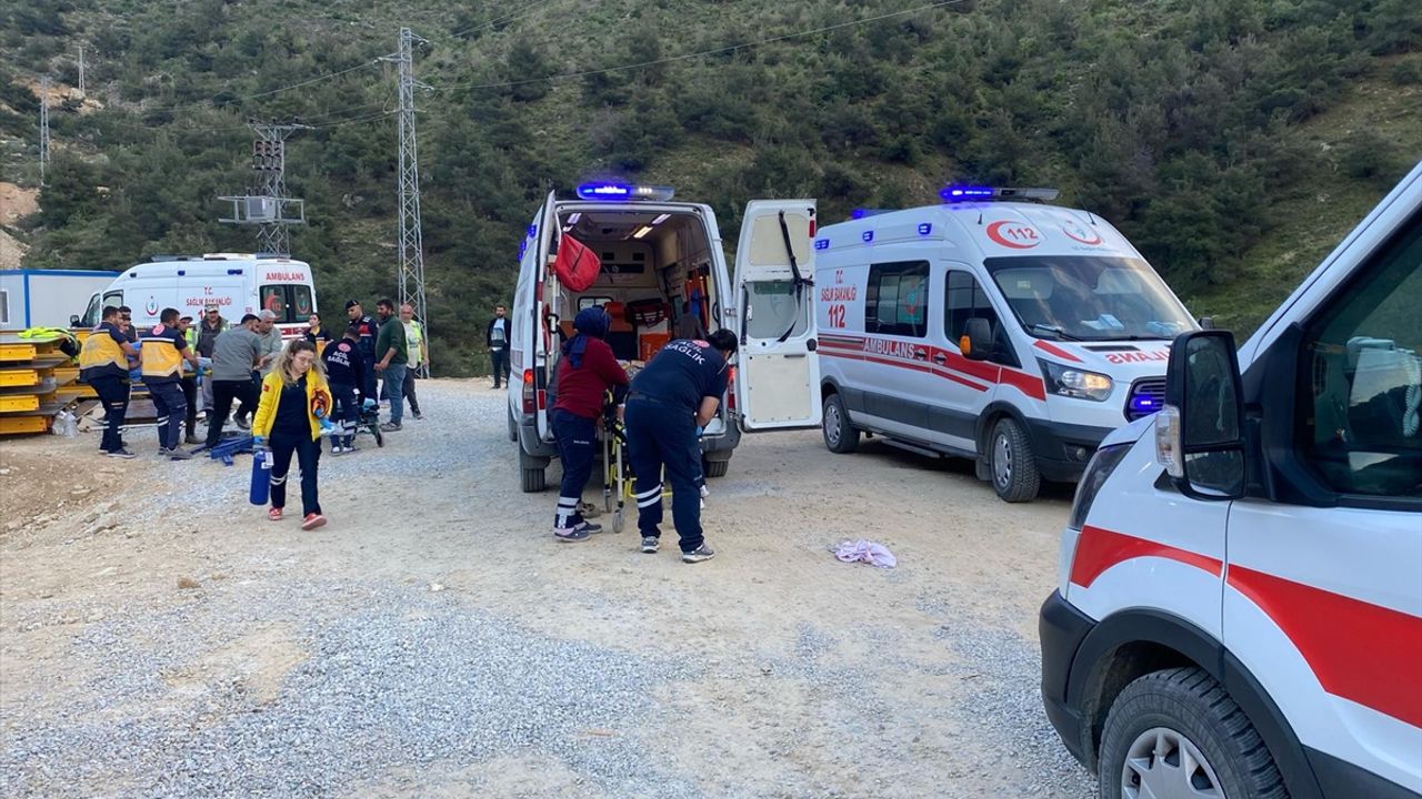 Viyadük inşaatındaki çöktü: İşçiler yaralandı!