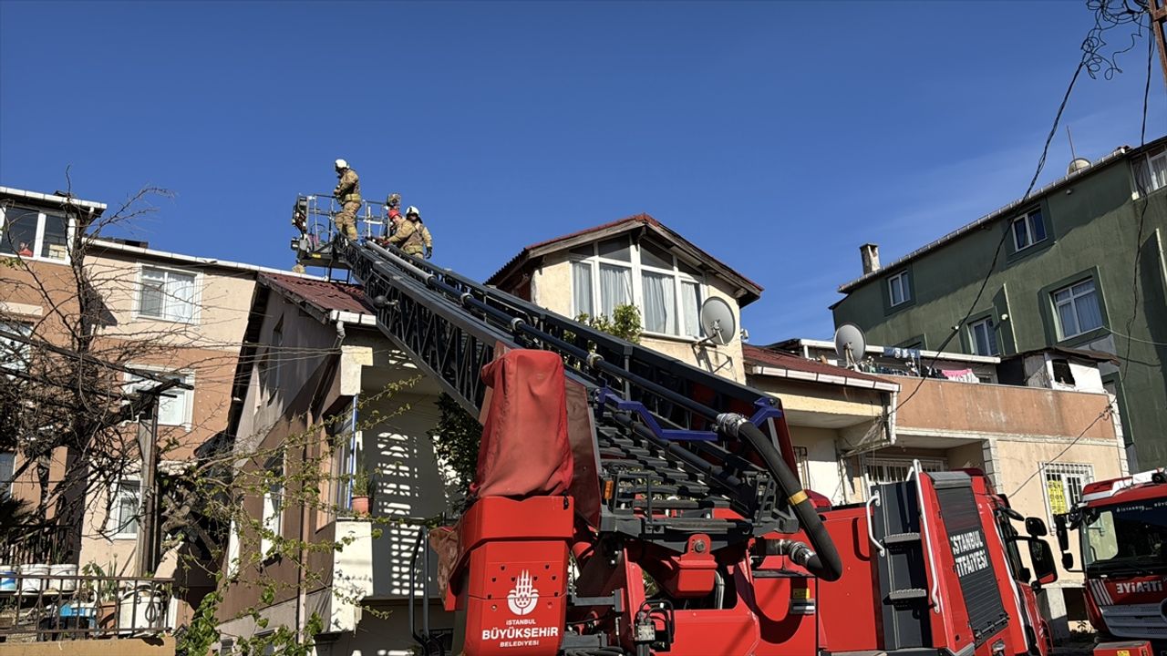 Üsküdar'da şiddetli rüzgar nedeniyle 6 katlı binanın çatısı uçtu