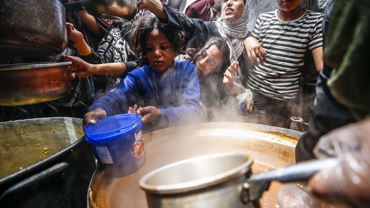 Gazzeli çocuklardan dünyaya "açlıktan ölüyoruz" mesajı