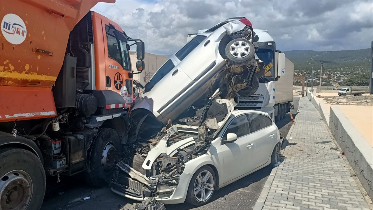 Sürücüsünün kontrolünden çıkan kamyon 15 araca çarptı