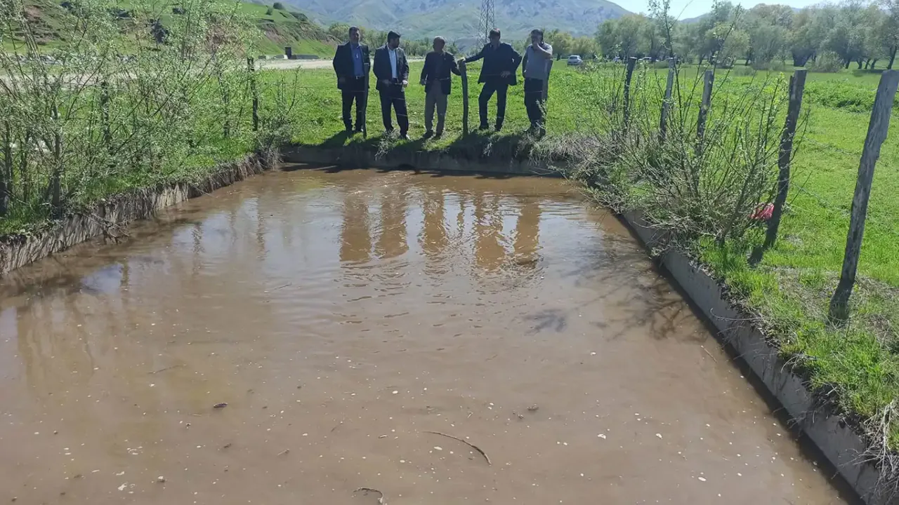 Köylüleri işte bu suyu içmeye mahkum ediyorlar!