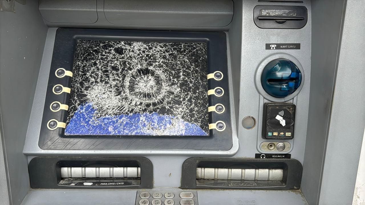 İstanbul'da ATM'lere saldırı: Kullanılamaz hale getirdiler!