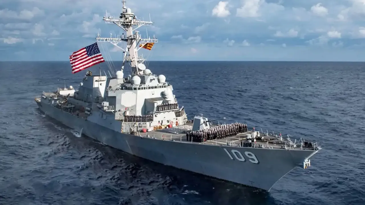 ABD savaş gemisi Venezuela'ya ait balıkçı teknesini alıkoydu!