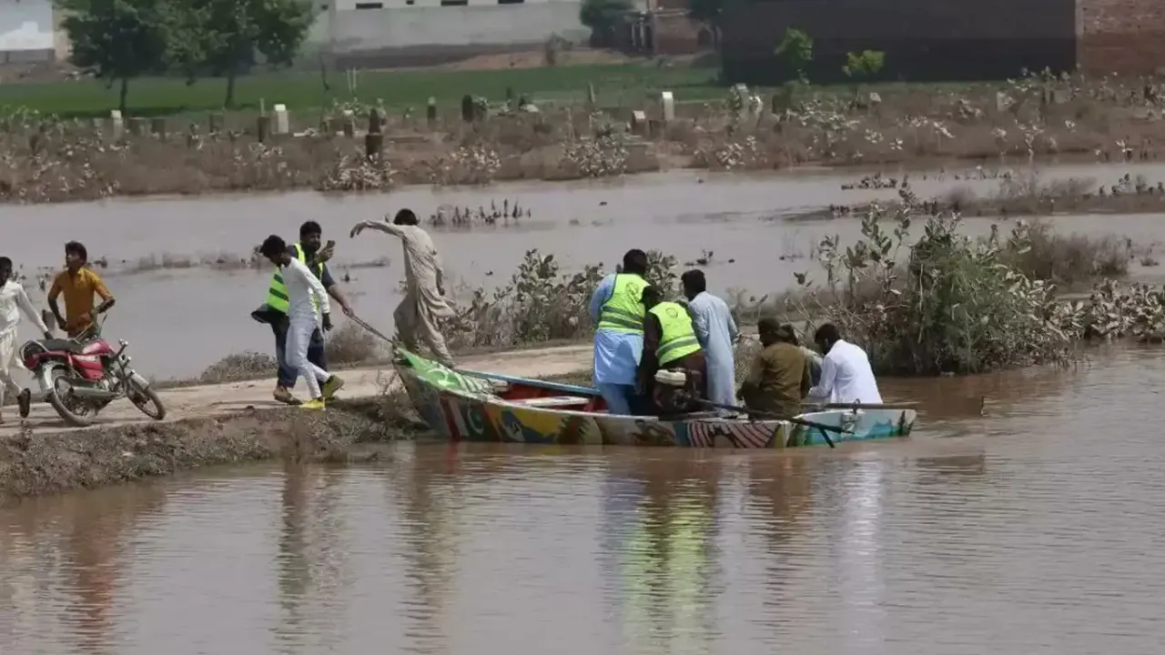 Pakistan’da seller nedeniyle yüzbinlerce kişi tahliye edildi