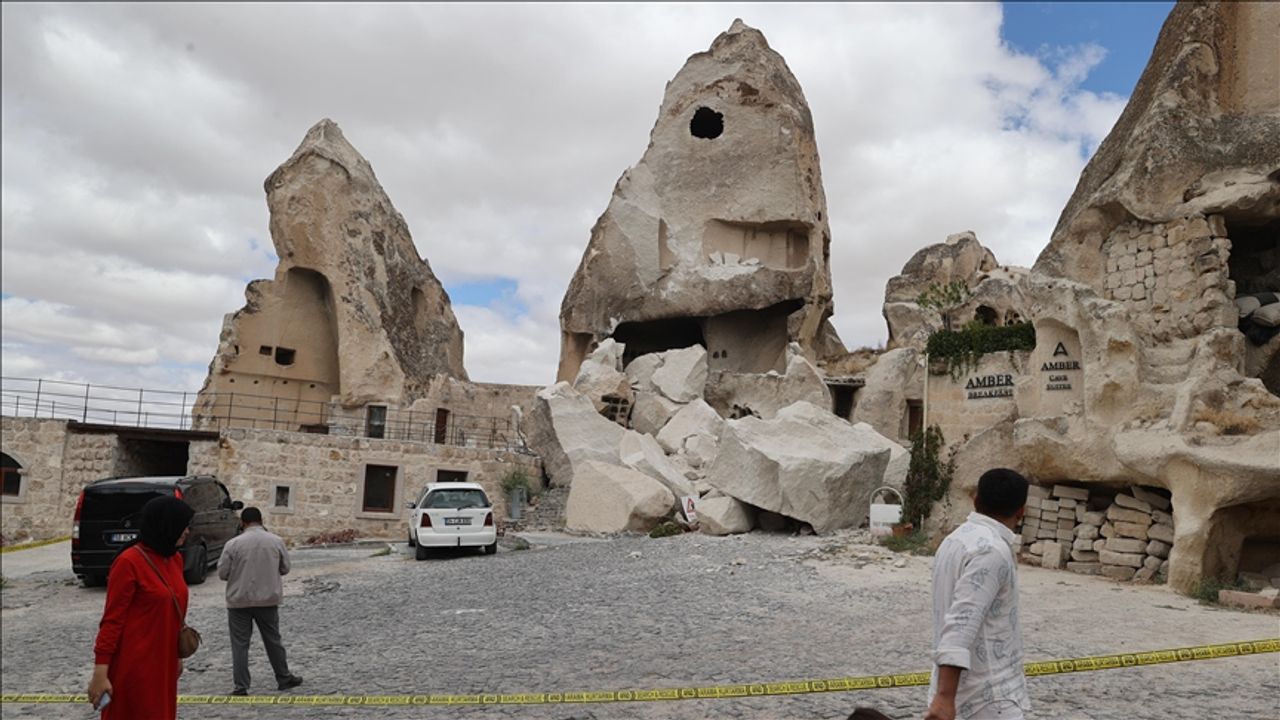 Nevşehir'de peribacasının bir bölümü çöktü!