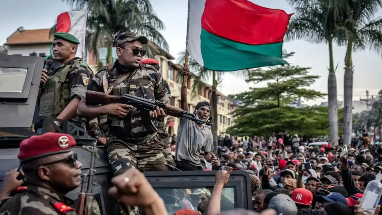 Madagaskar ordusu, yönetime el koydu!