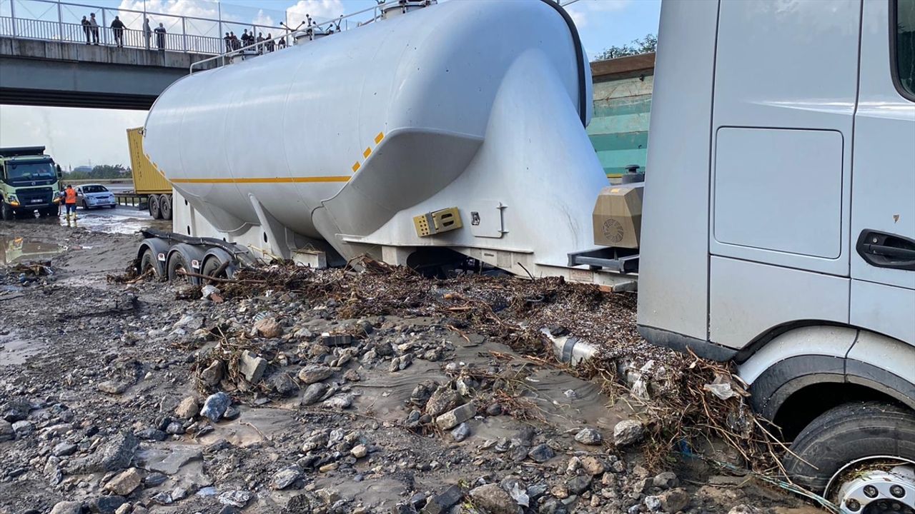 Hatay'da sağanak: Araçlar mahsur kaldı