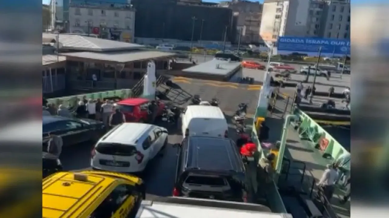 Sirkeci'de arabalı vapur iskeleye çarptı