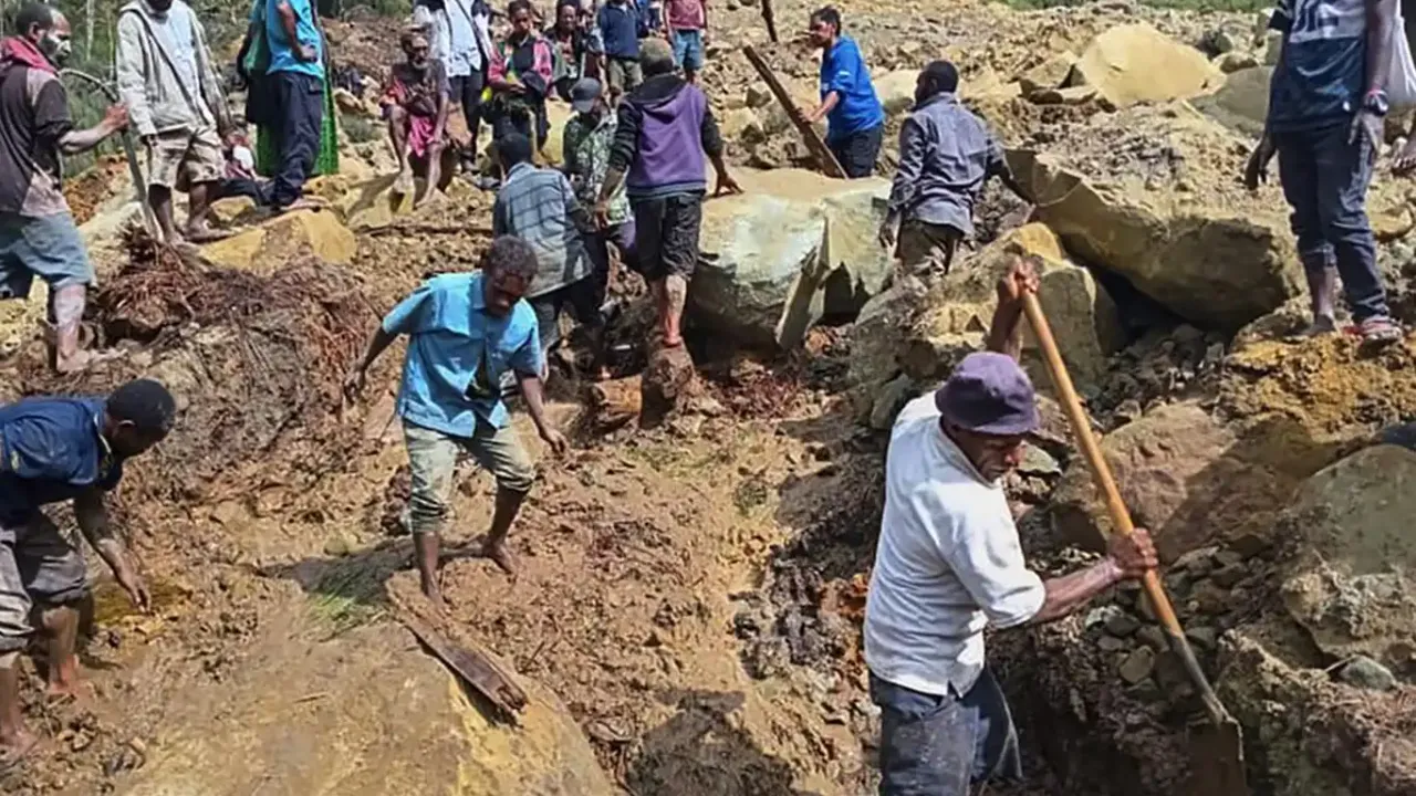 Papua Yeni Gine'de heyelan! Onlarca ölü var