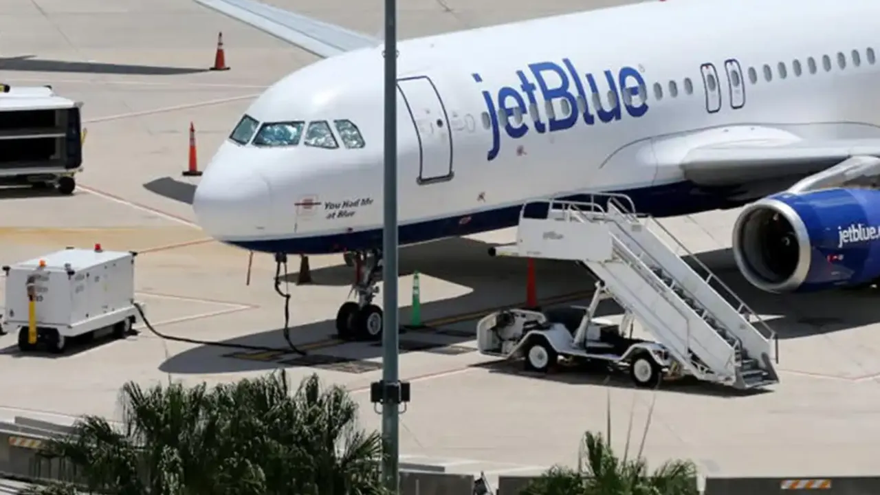 Uçakta ani irtifa kaybı yaşandı: Yolcular hastaney…