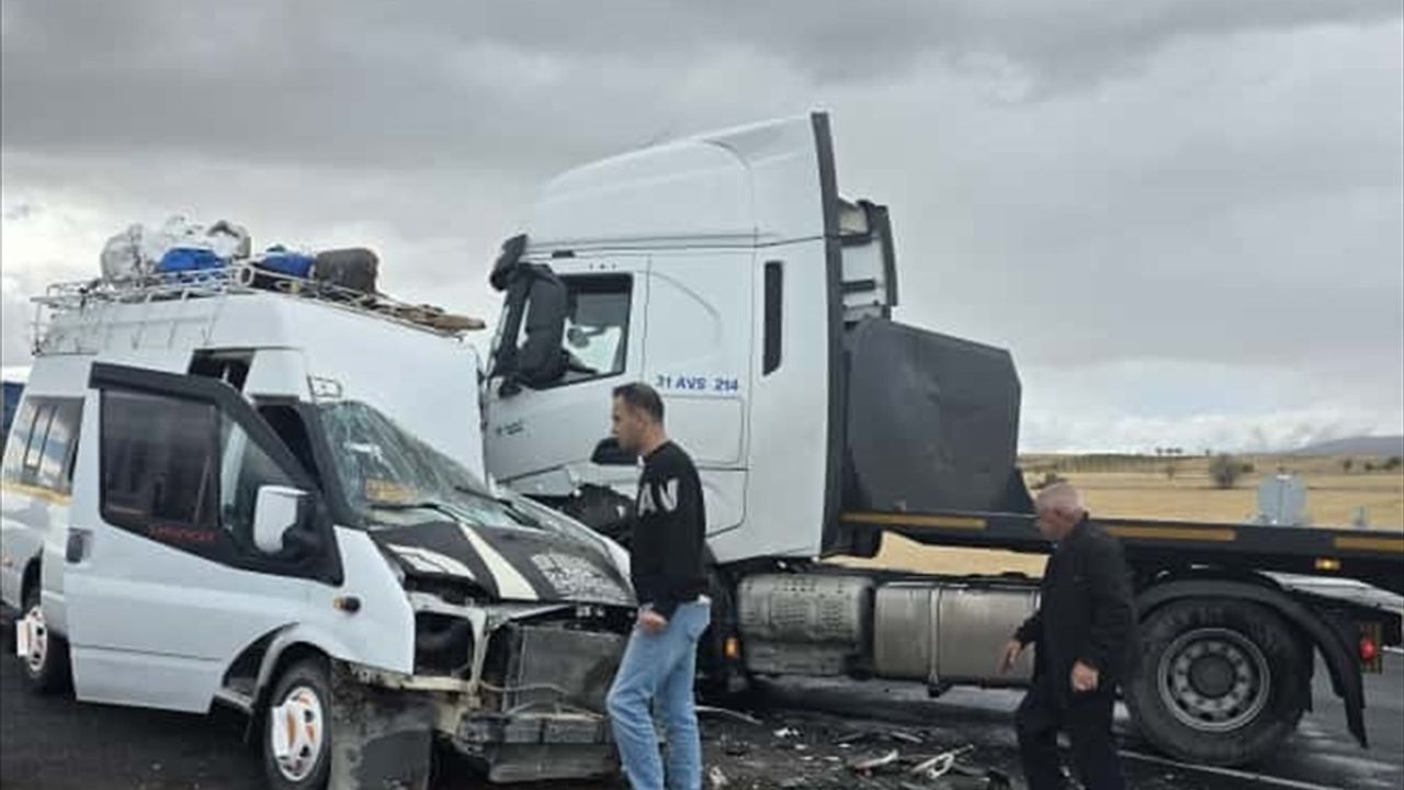 Tarım işçilerini taşıyan minibüs ile tır çarpışt: Çok sayıda yaralı var