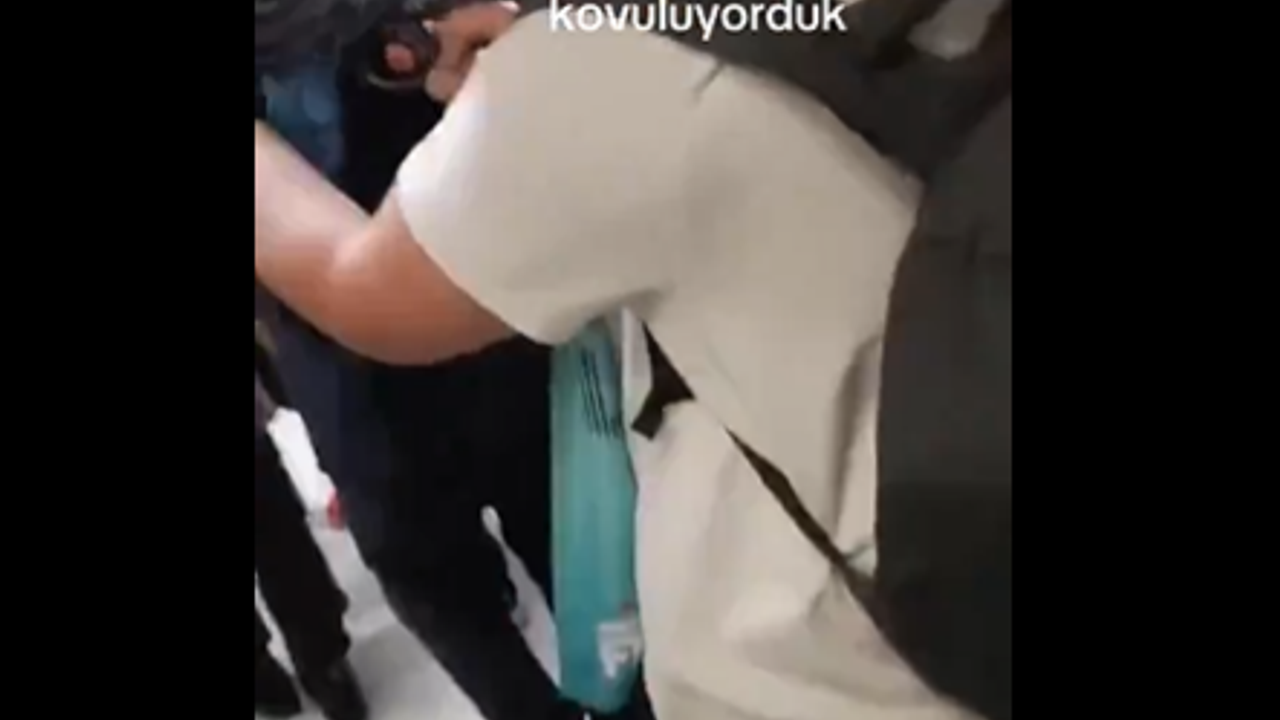Metroya oyuncak silahla bindi: Bu ''tık'' şakasının sınırı ne?