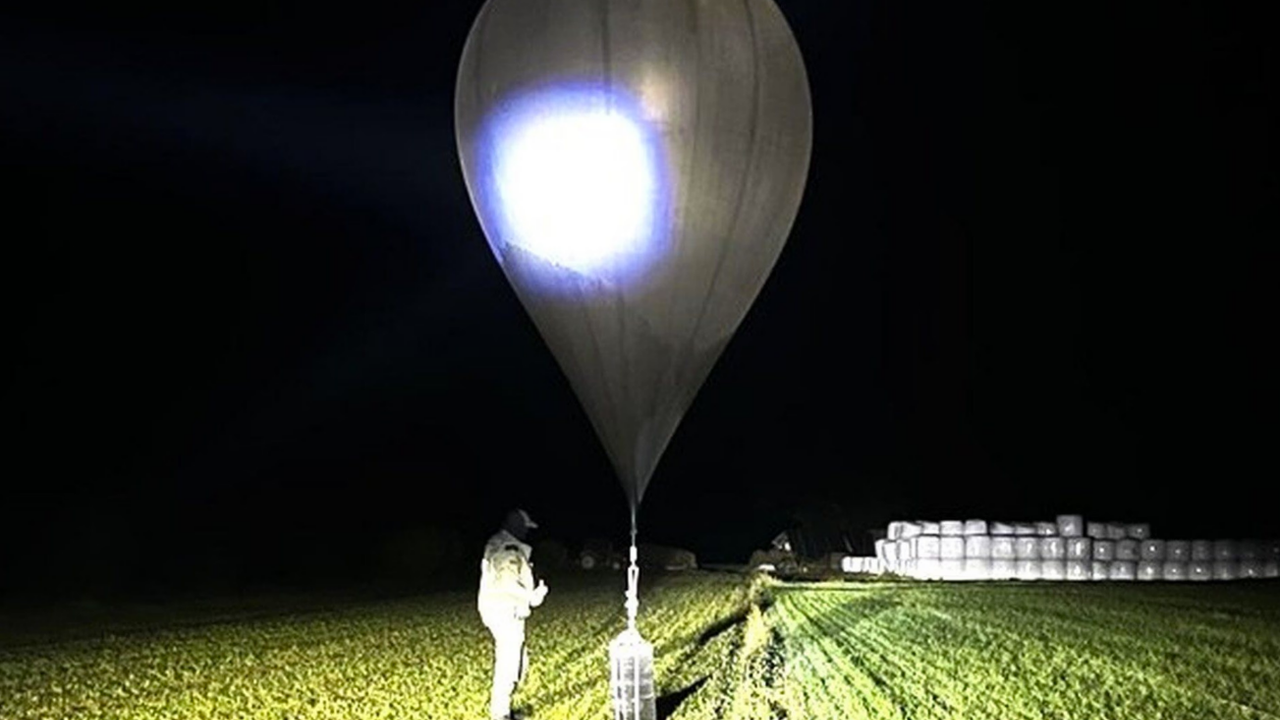 Kaçak sigara balonları havalimanını kapattırdı