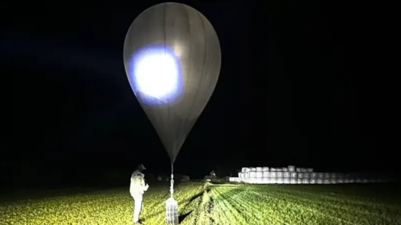 Havada kaçak sigara balonları: Havalimanı kapandı