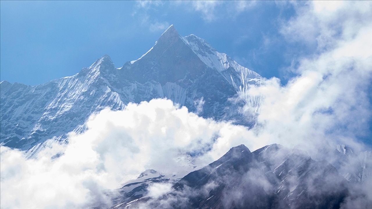 Everest Dağı'nda mahsur kalan yüzlerce kişi için kurtarma çalışmaları sürüyor