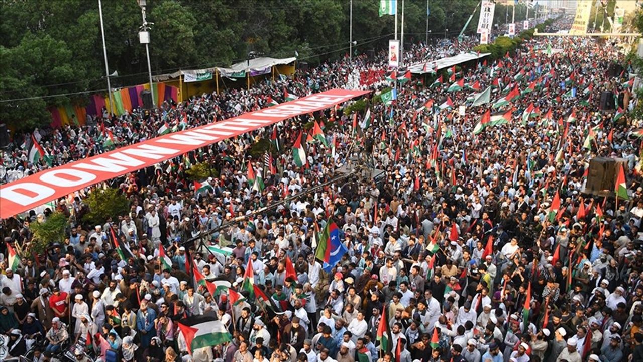 Pakistan'da binlerce kişi, Gazzelilere soykırımı protesto etti