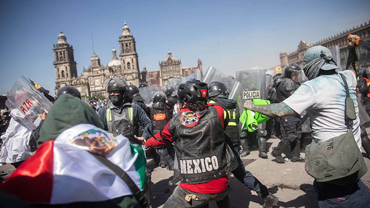 Meksika'da "Z kuşağı" sokağa indi: Ortalık karıştı!