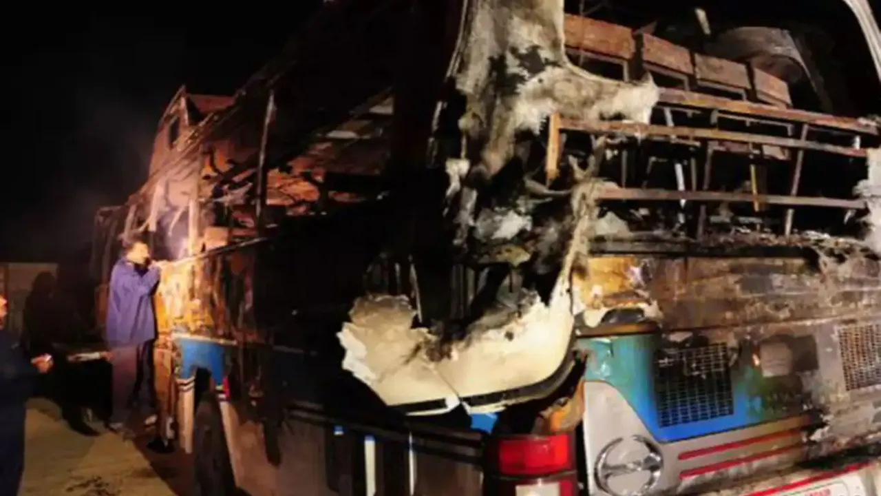 Pakistan’da yolcu otobüsü ile tanker çarpıştı!