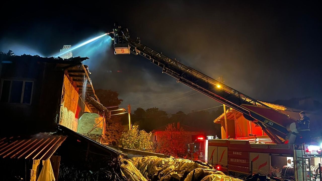 Yıldırım düşen evin çatısında yangın çıktı