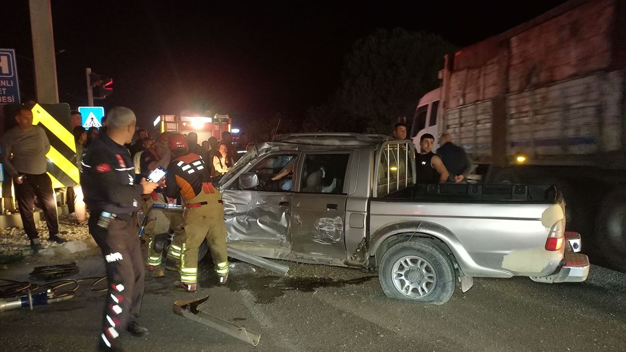 Kamyonla pikabın çarpıştığı kazada 4 kişi yaralandı