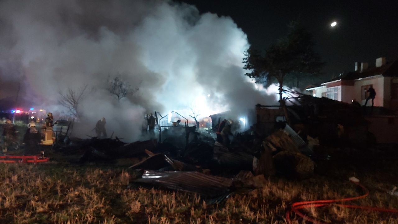 Zihinsel engelli üç kardeşin yaşadığı ev yangında kullanılamaz hale geldi