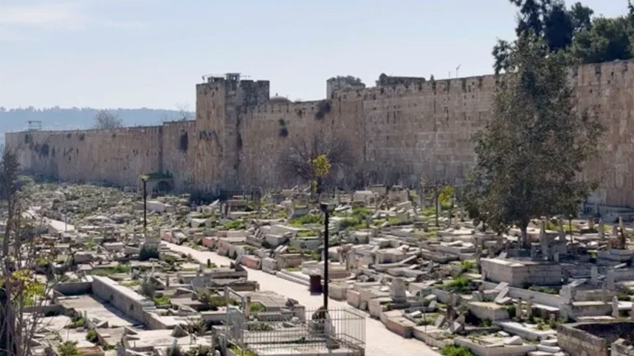 Sahabelerin mezarları tahrip ediliyor