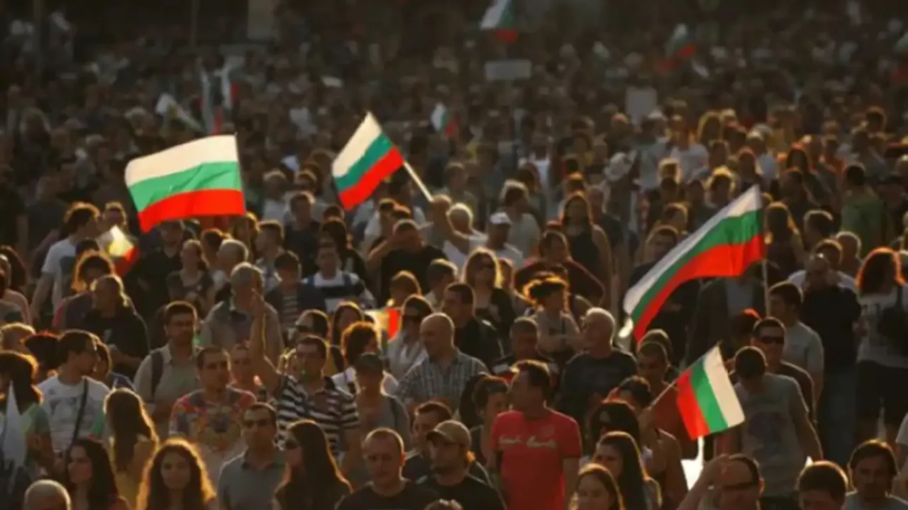 Bulgaristan’da binlerce kişi sokağa indi!