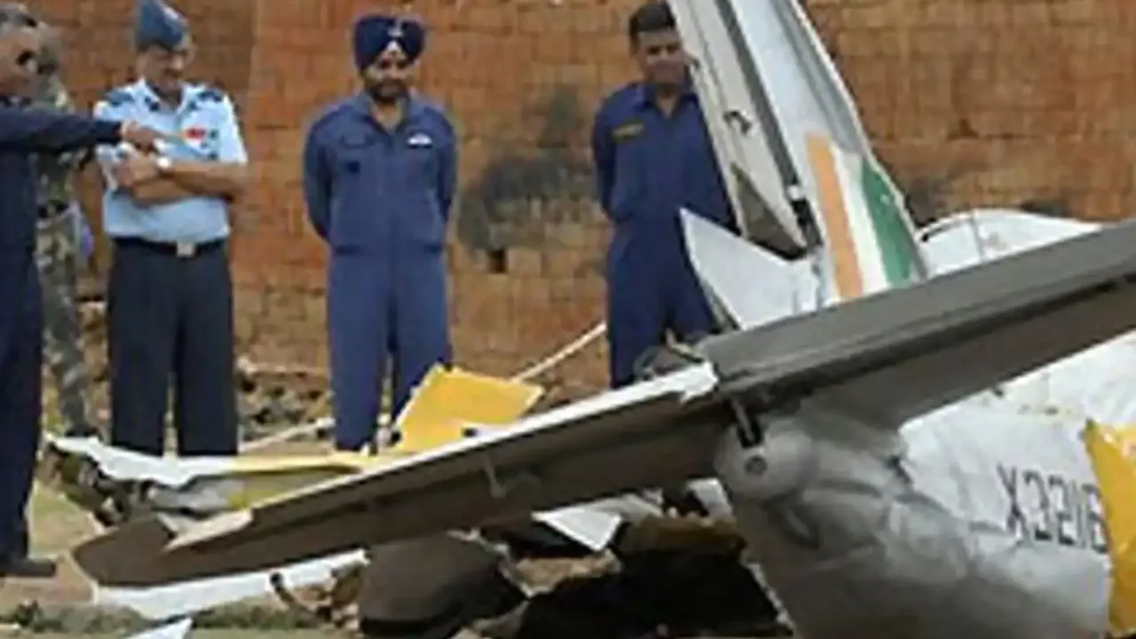 Hindistan'da askeri eğitim uçağı düştü!