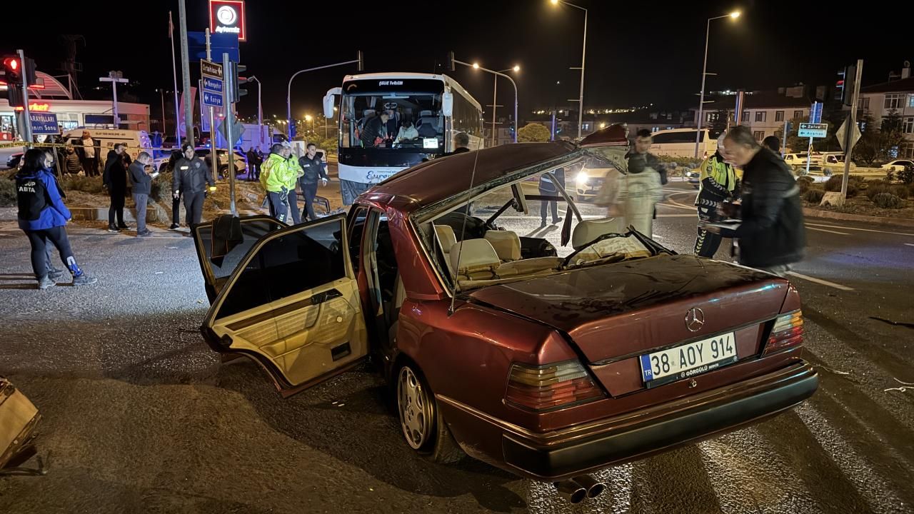 Otomobil tur otobüsü ile çarpıştı: 2 ölü, 3 yaralı var