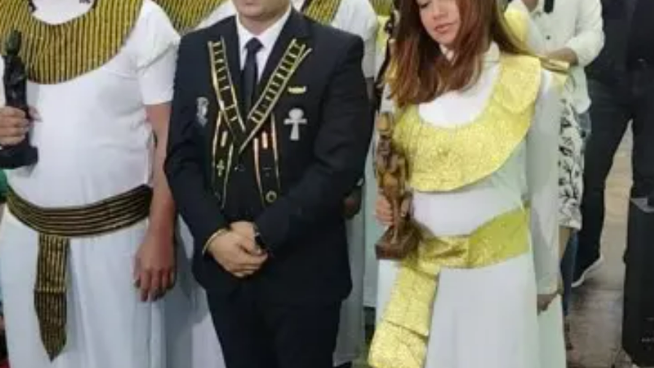 Firavun kıyafetiyle  adaylık mitingi