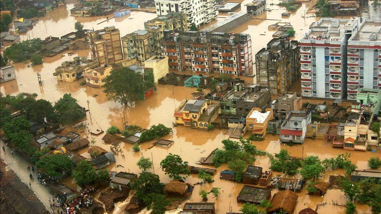 Tayland son 300 yılın yağış rekoru kırıldı