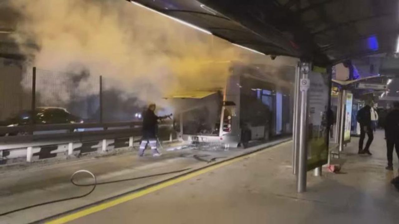 İstanbul'da metrobüs yangını