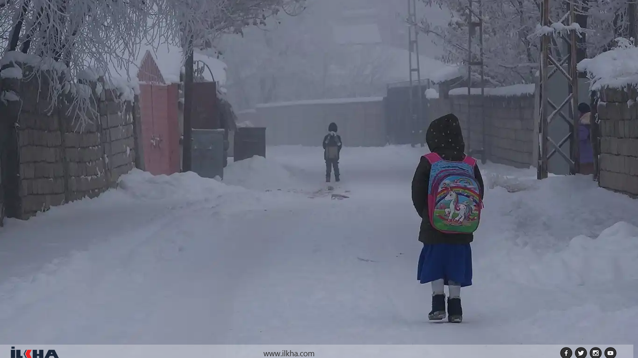 Ağrı'da nehir buz tuttu: Şehirde sis görüş mesafesini düşürdü!