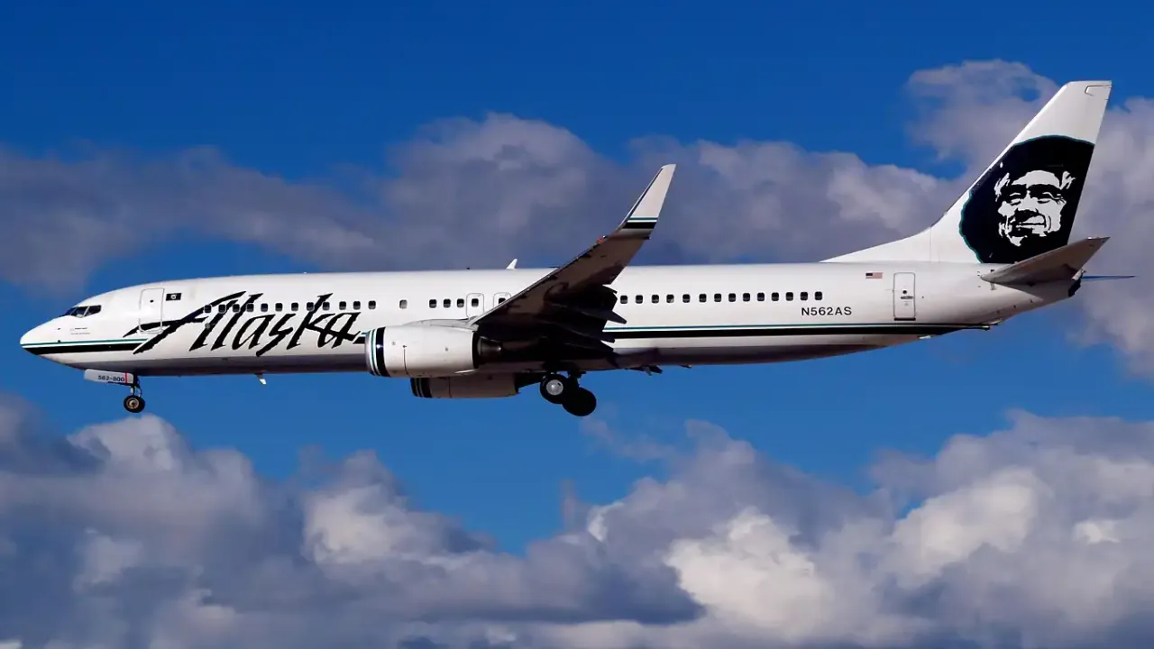 “Kanatlar Kayboldu” diyen yolcu havada kabin kapısını açmaya çalıştı