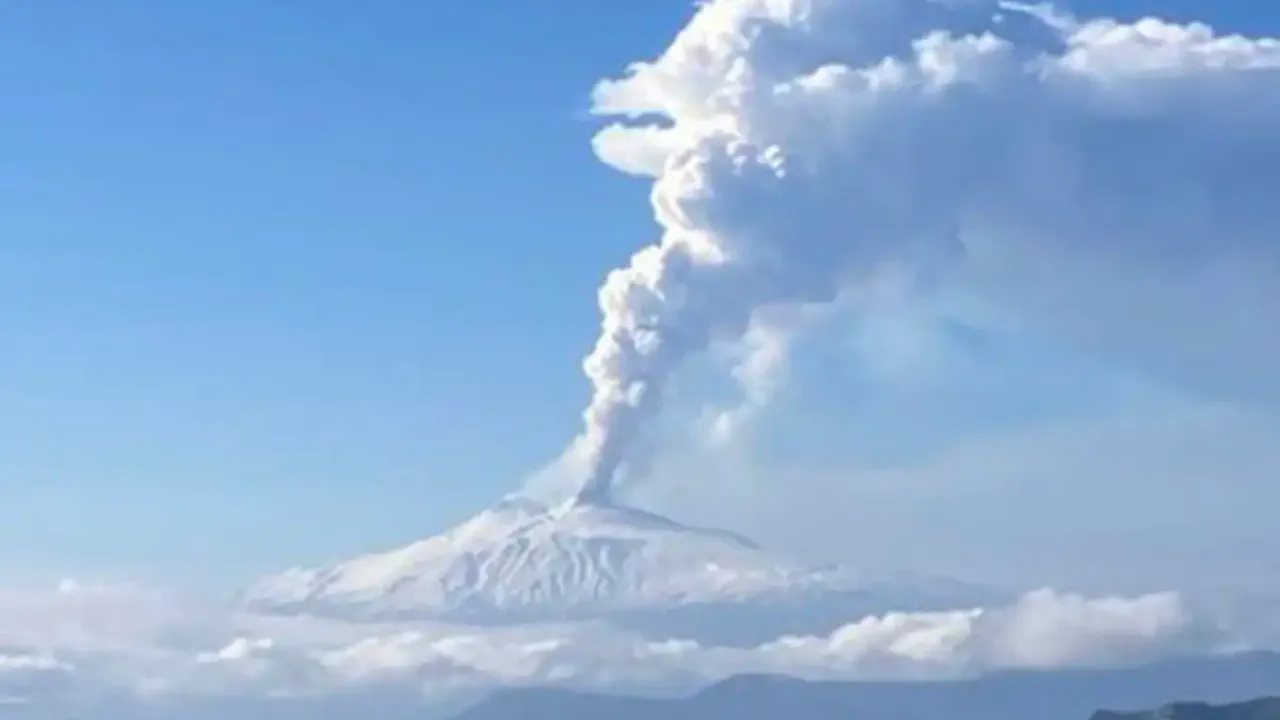 Etna Yanardağı yeniden faaliyete geçti!