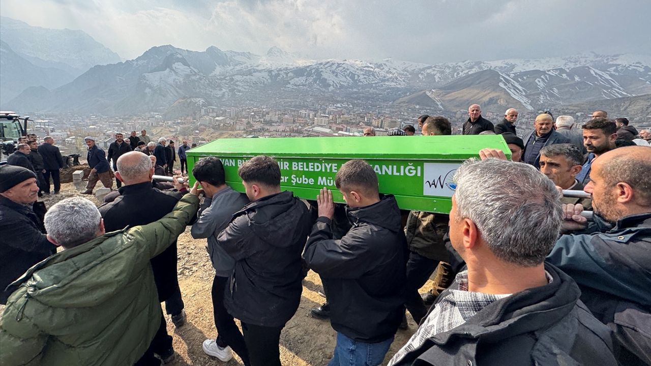 Baraja düşen otomobilde can veren 3 kişi defnedildi