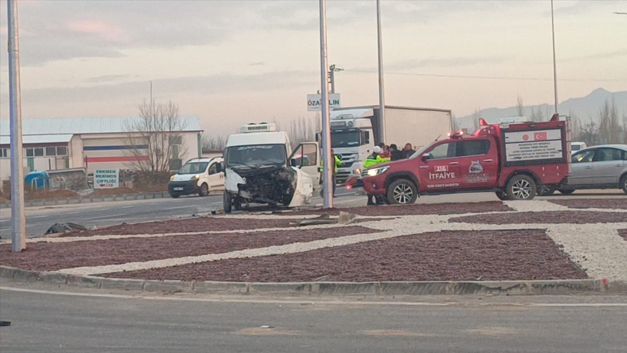 Öğrenci servis aracı ile kamyonet çarpıştı, 14 kişi yaralandı