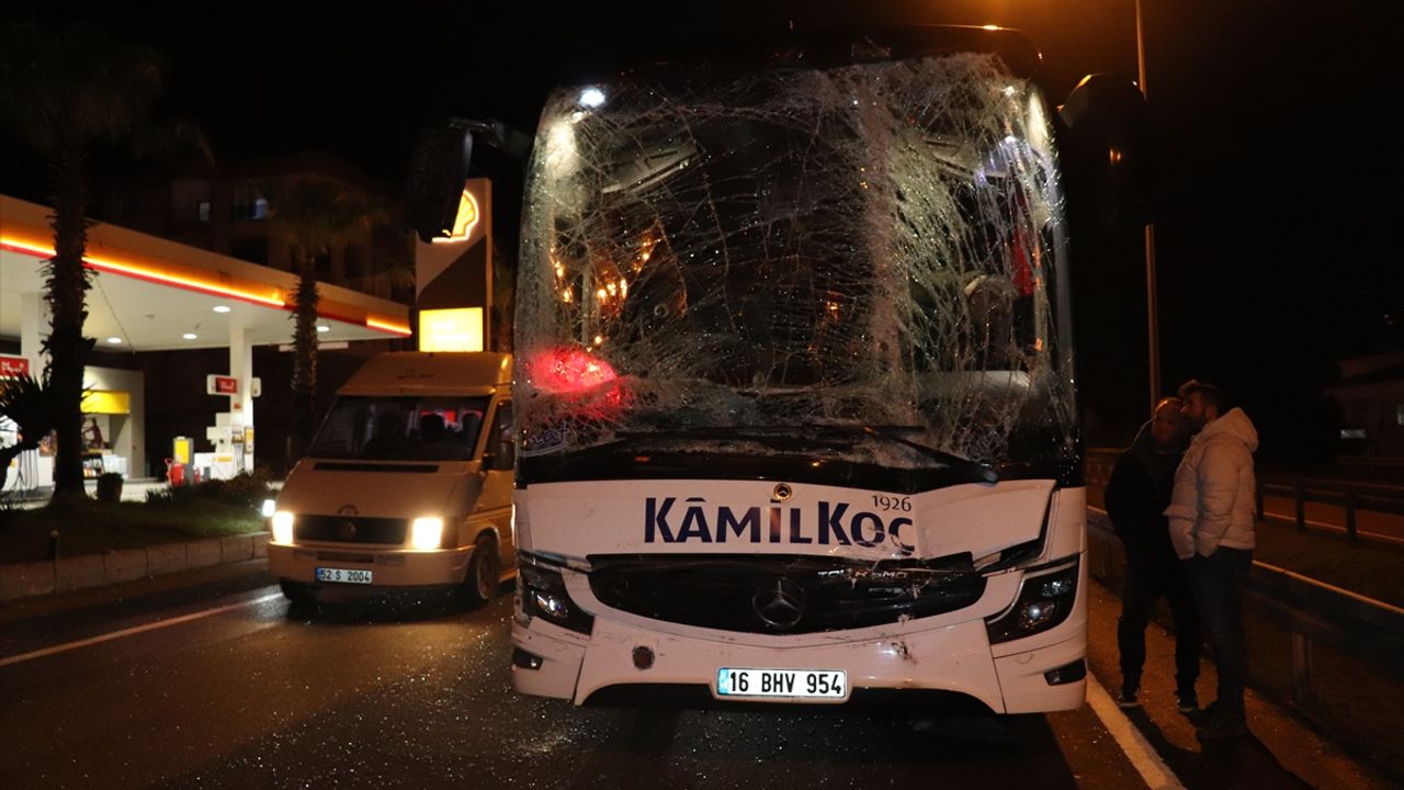 Yolcu otobüsü ile midibüs çarpıştı!