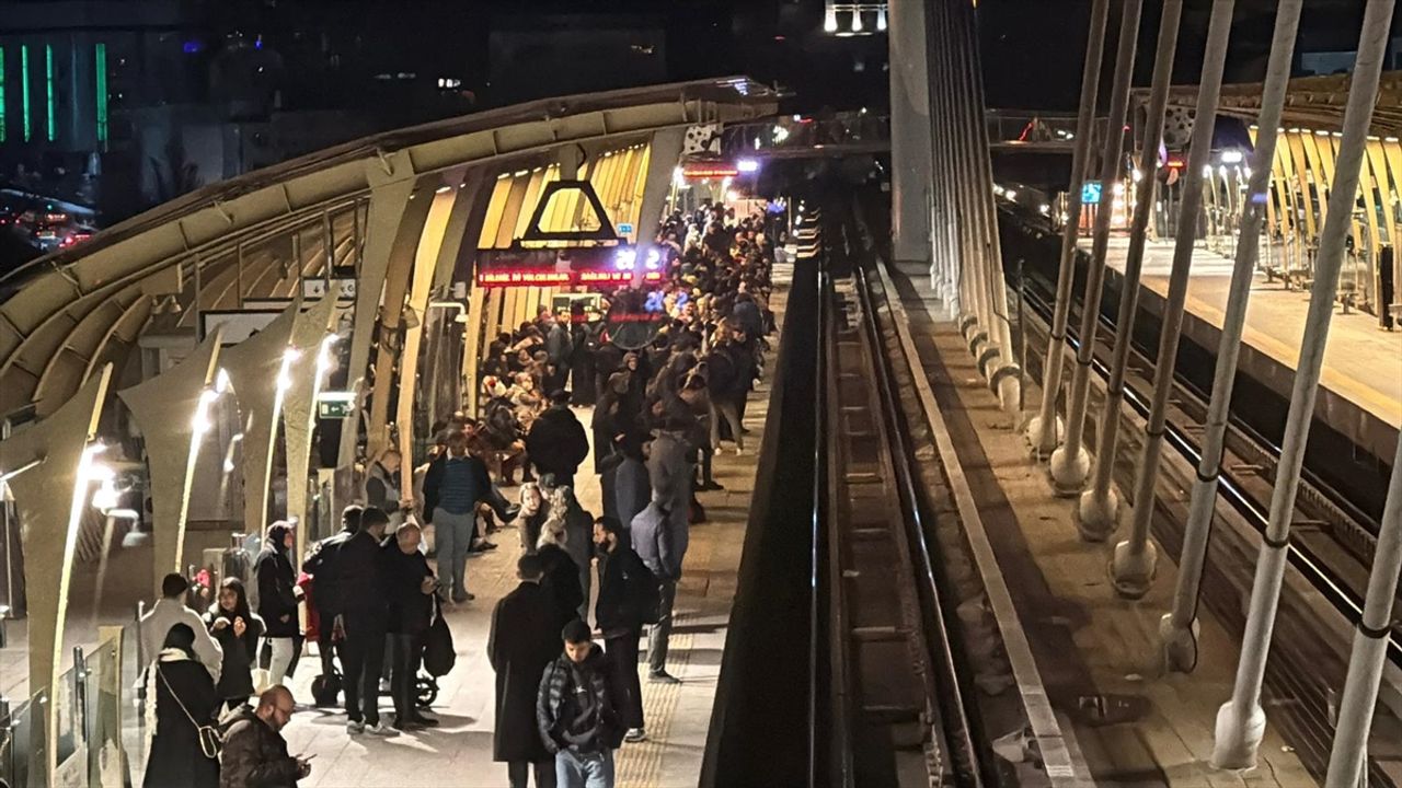 İstanbul'da çileli saatler: Metroda arıza!