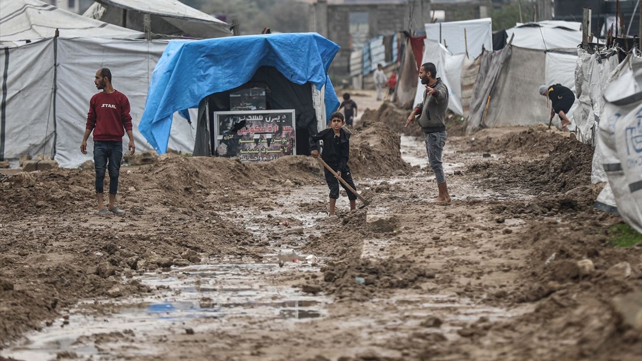 Gazze'de Filistinlilerin çadırları sular altında kaldı!
