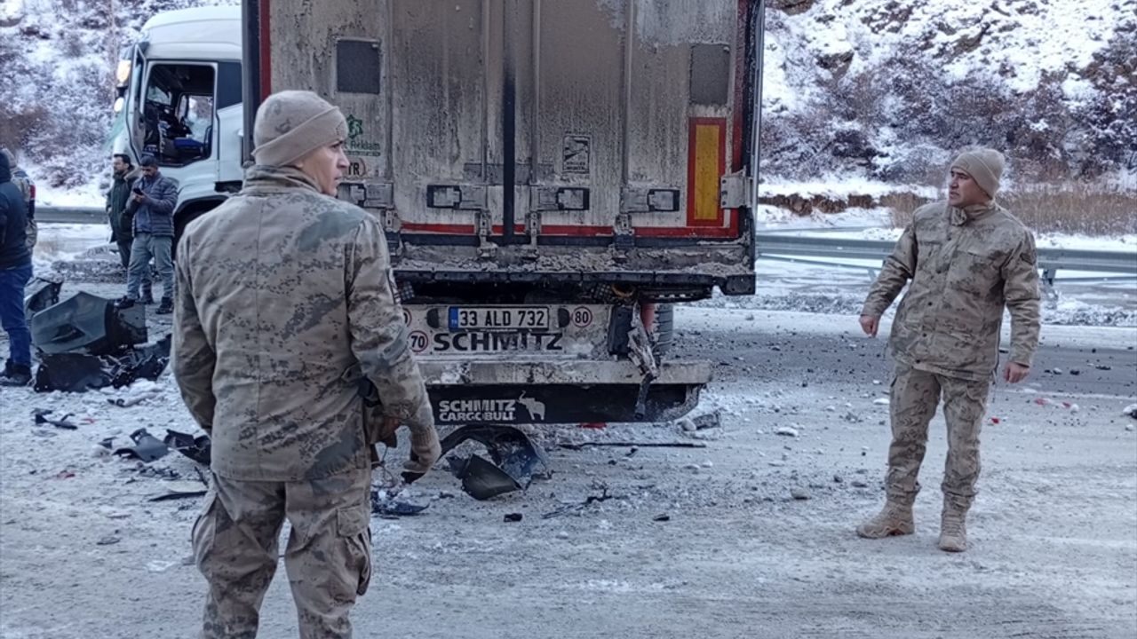 Tır ile SUV tipi aracın çarpıştı: 6 kişi yaralandı