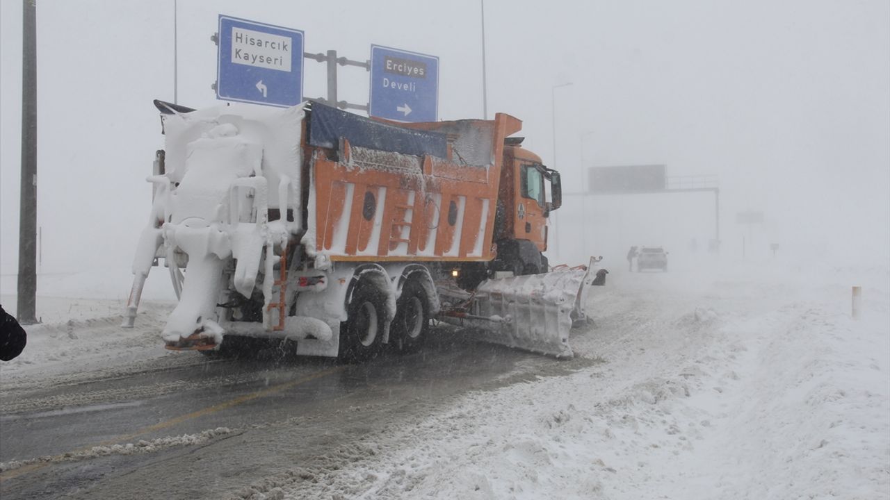 Erciyes'te yoğun kar ve tipi etkili oluyor